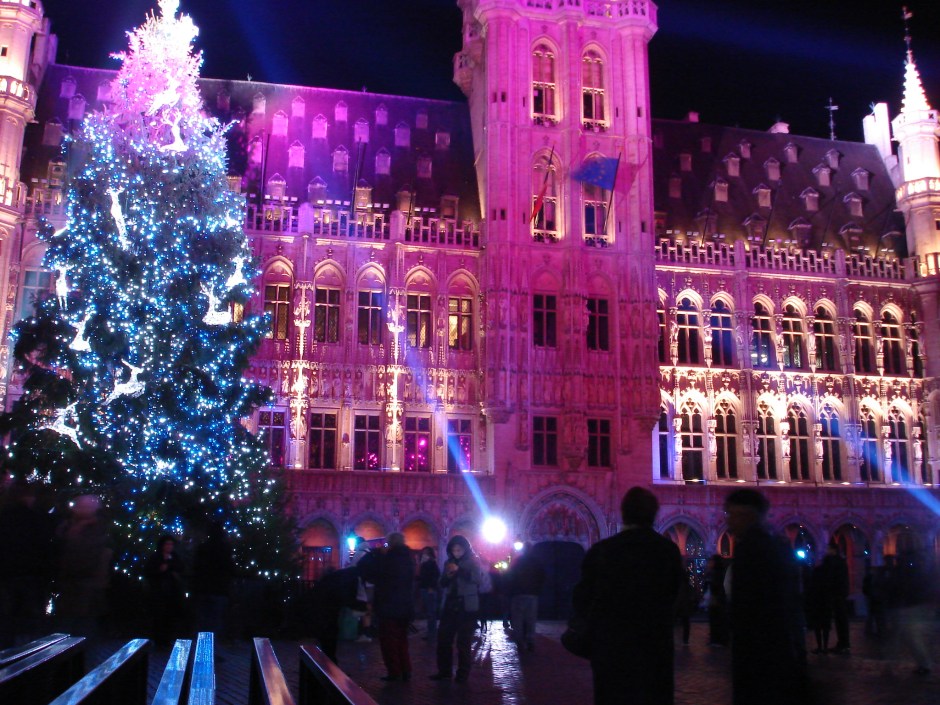 Ziemassvētku laika lāzeršovs Briseles centrālajā laukumā