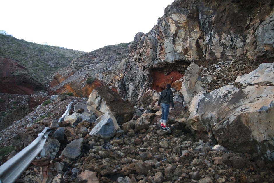 Daži ceļi pēc vētras pilnībā slēgti