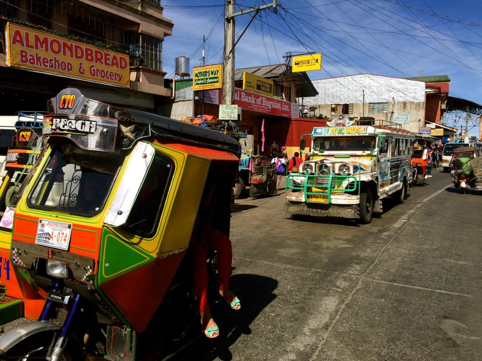 Tipiska ainiņa, braucot cauri kārtējam kalnu ciematam