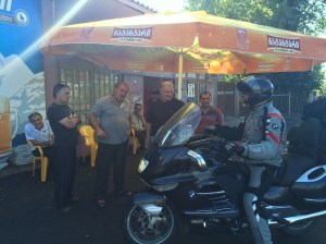 Tipiska piestāšanās pie veikala nopirkt ūdeni.