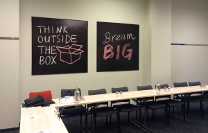 Un sanāksmes telpā. Vispār jau uzsauciens par domāšanu ārpus rāmjiem man ir pieapnicis un izklausās precīzi pēc domāšanas  rāmjos, bet šai viesnīcai piedosim - te iederējās,